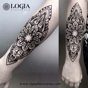 tatuaje-Brazo-geometrico-Logia-Barcelona-Dasly-02      